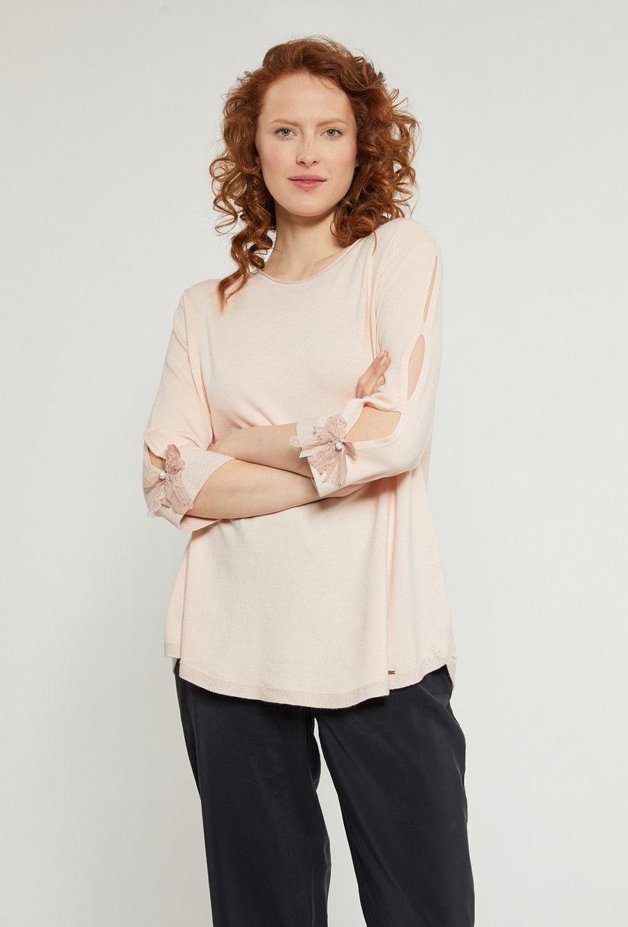 Sweter z ozdobnymi kokardkami