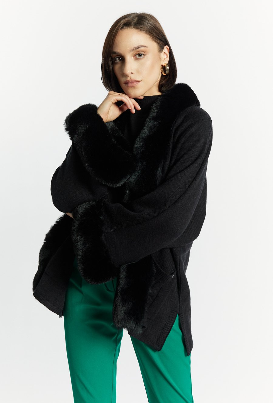 Sweter z nieodpinanym futerkiem