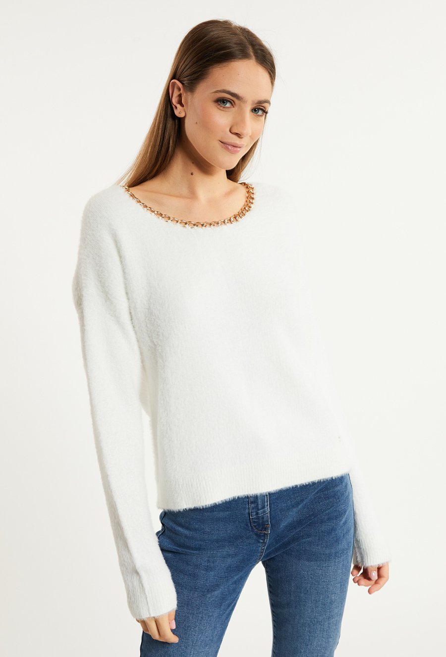 Sweter damski z biżuteryjną aplikacją