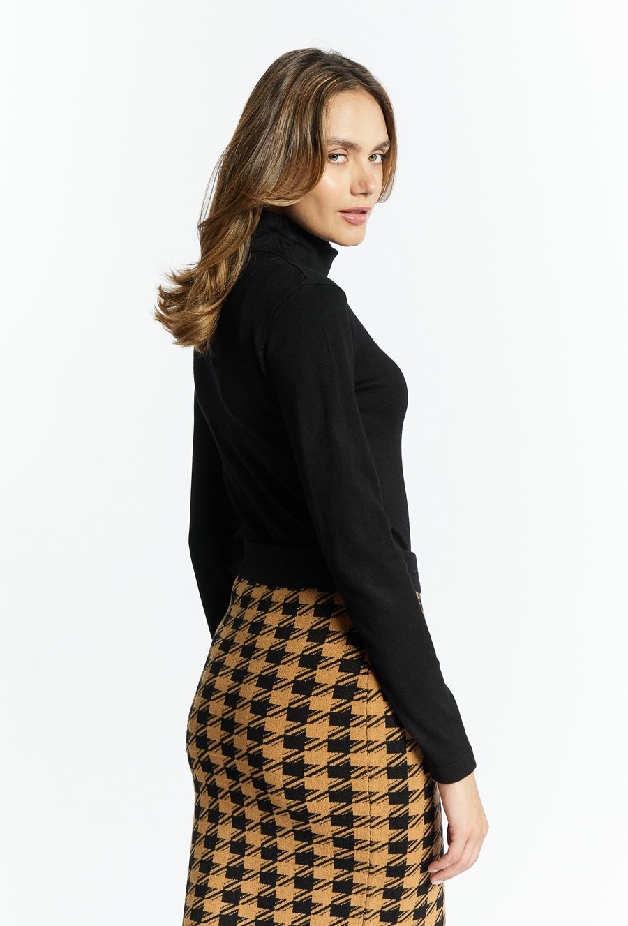 Sweter damski z ozdobnym haftem