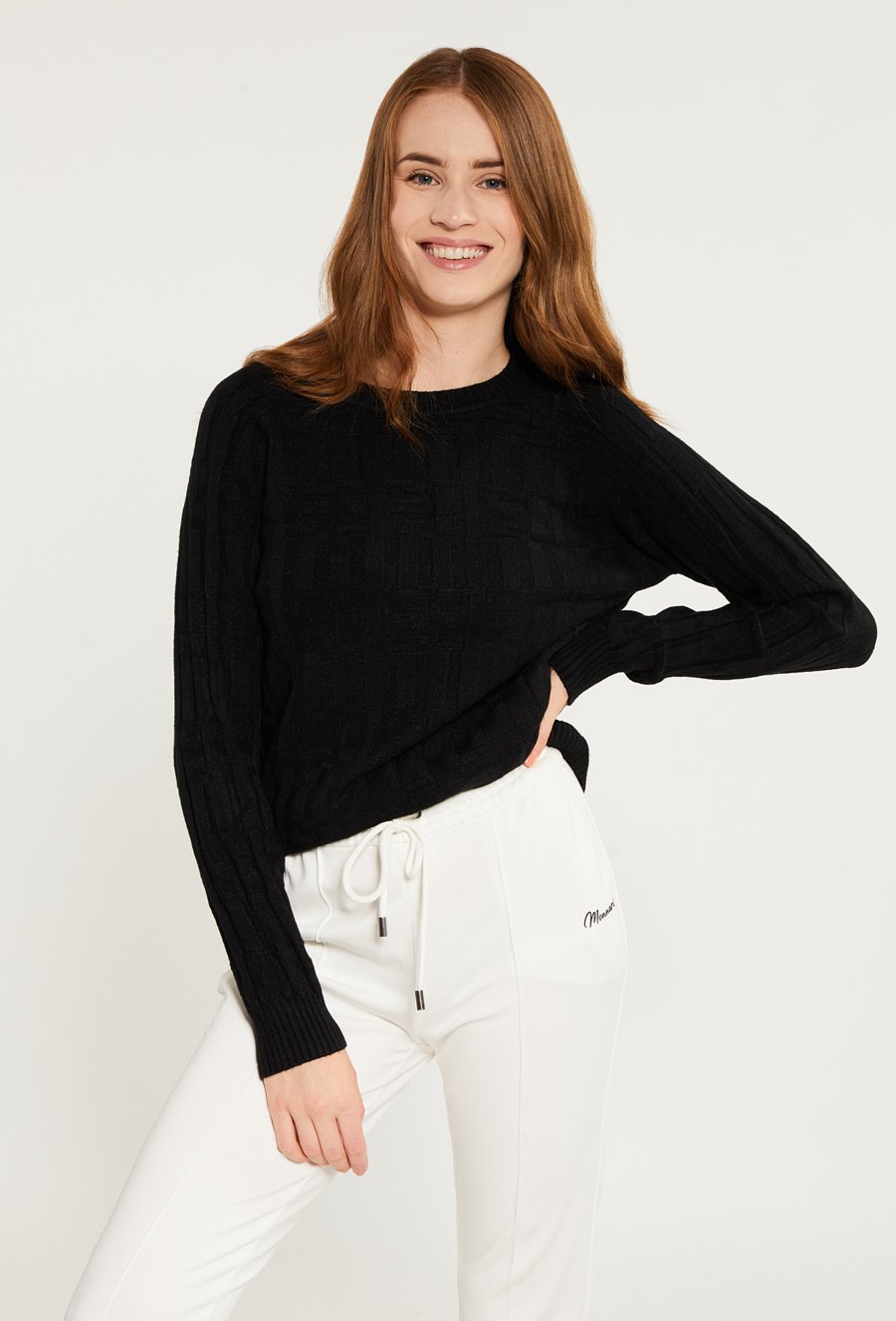 Sweter damski w pleciony wzór