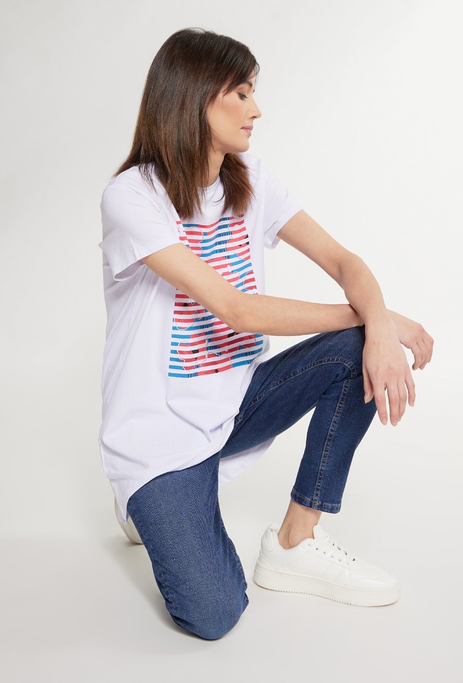 T-shirt damski z dłuższym tyłem