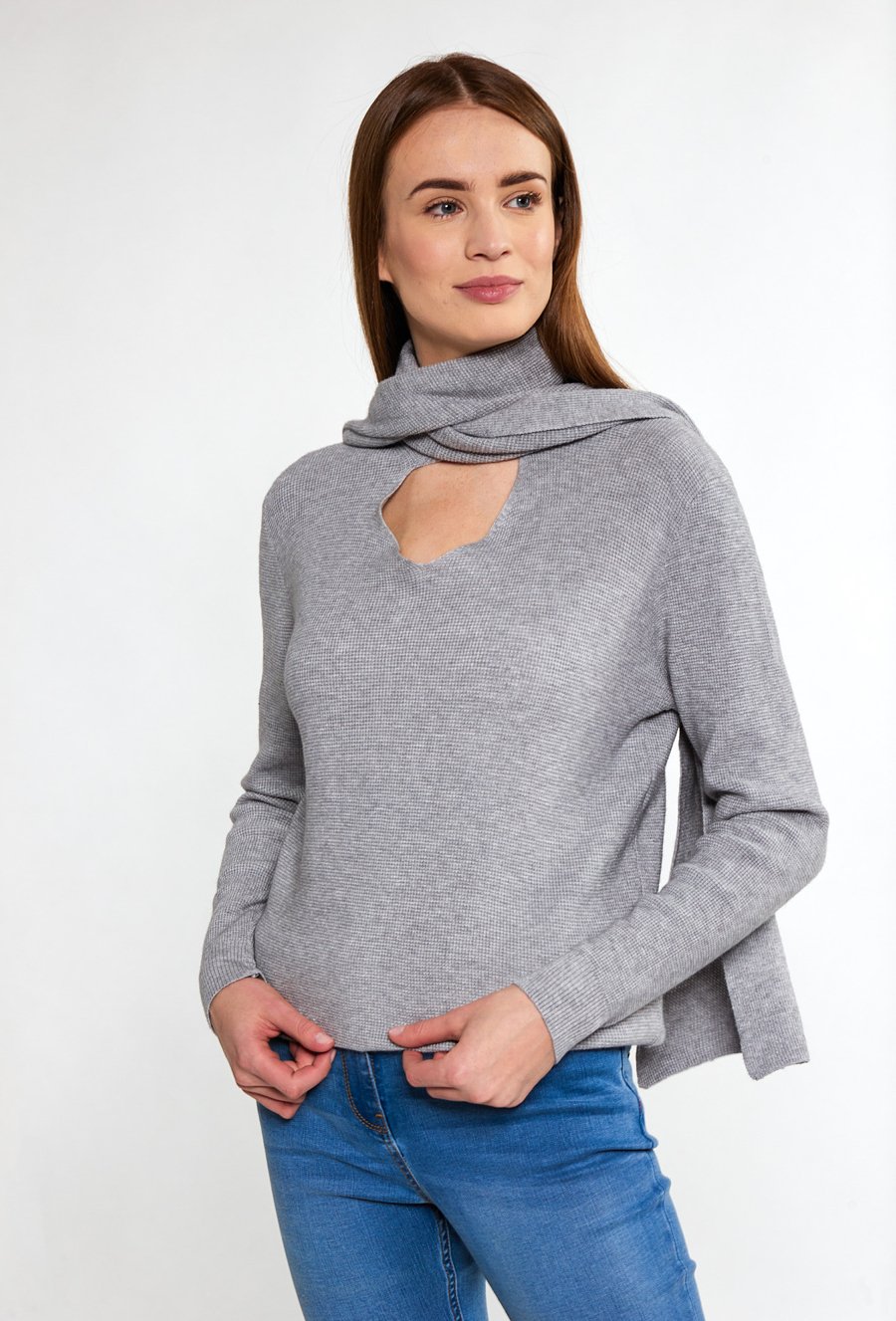 Sweter damski z wszytym szalikiem
