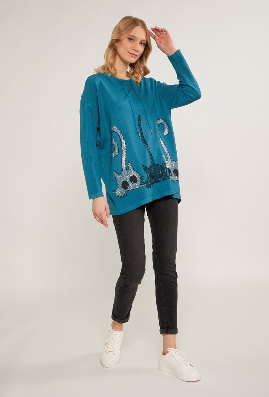 Sweter z dżetowym wzorem w koty