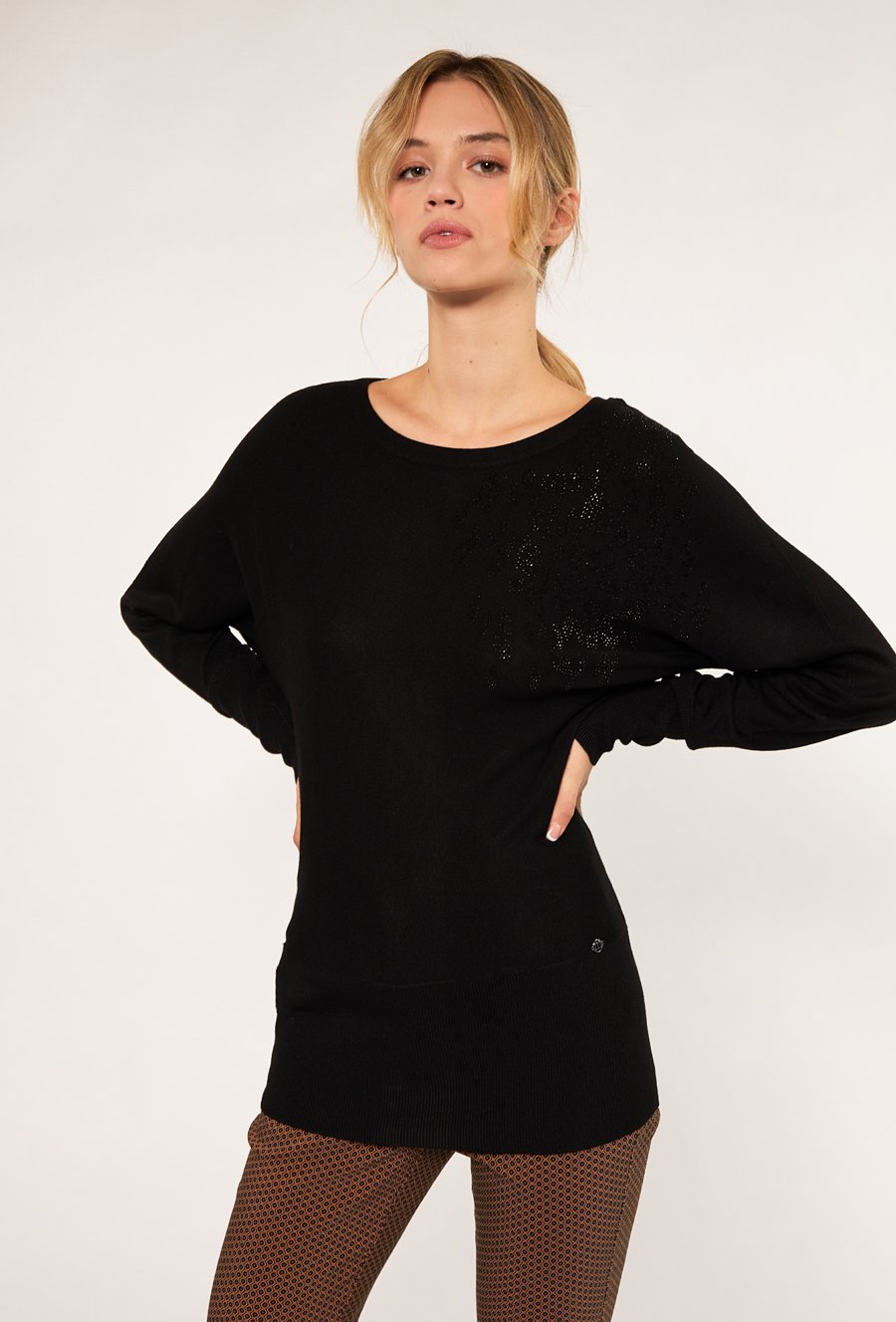 Sweter z dżetową aplikacją