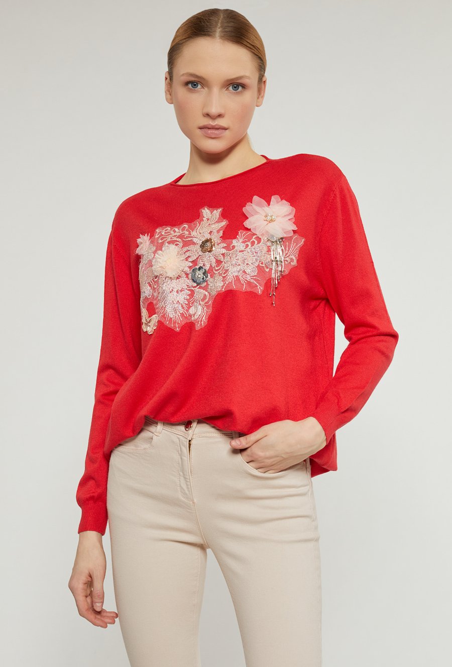 Sweter damski z biżuteryjnym panelem