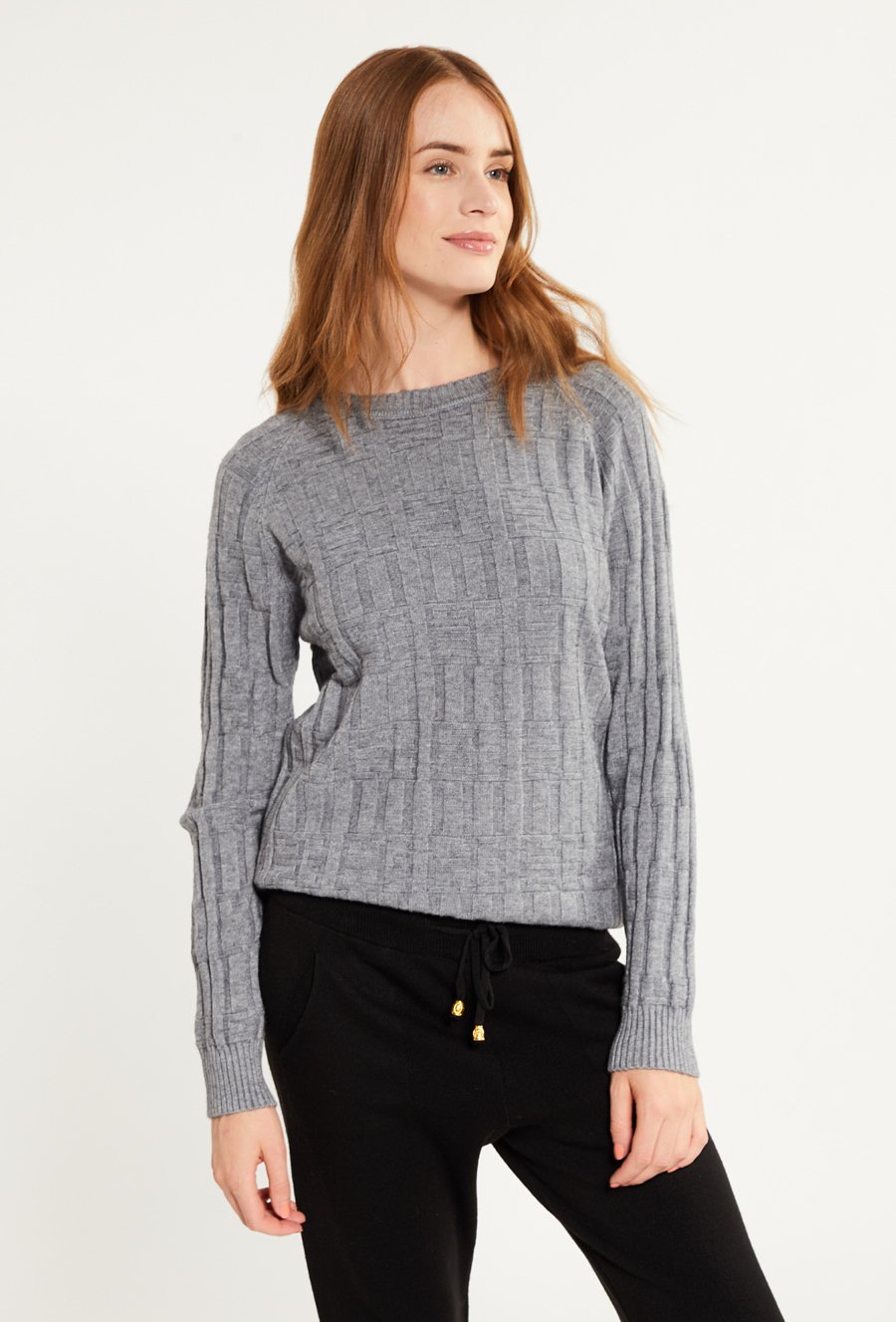 Sweter damski w pleciony wzór