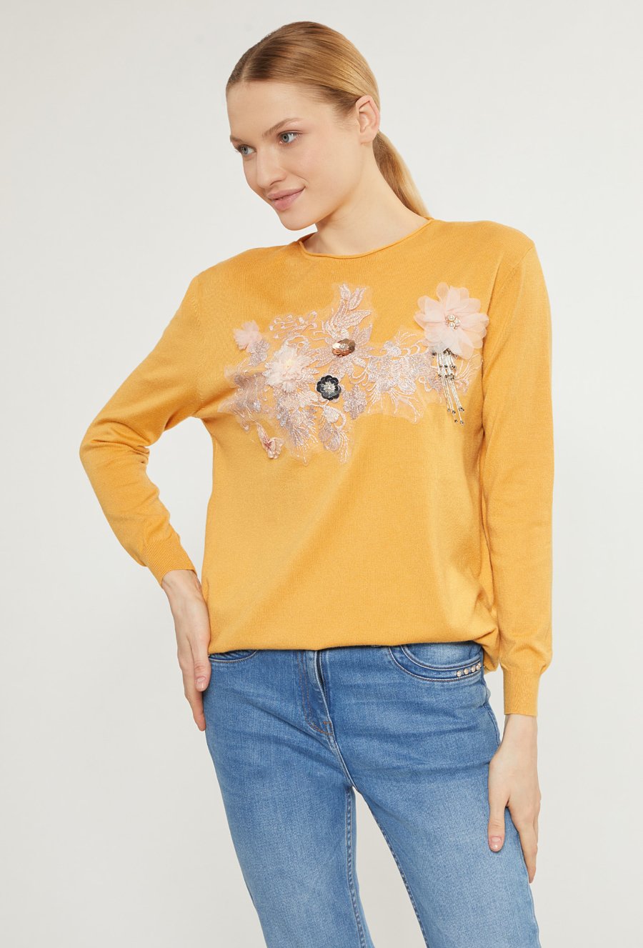 Sweter damski z biżuteryjnym panelem