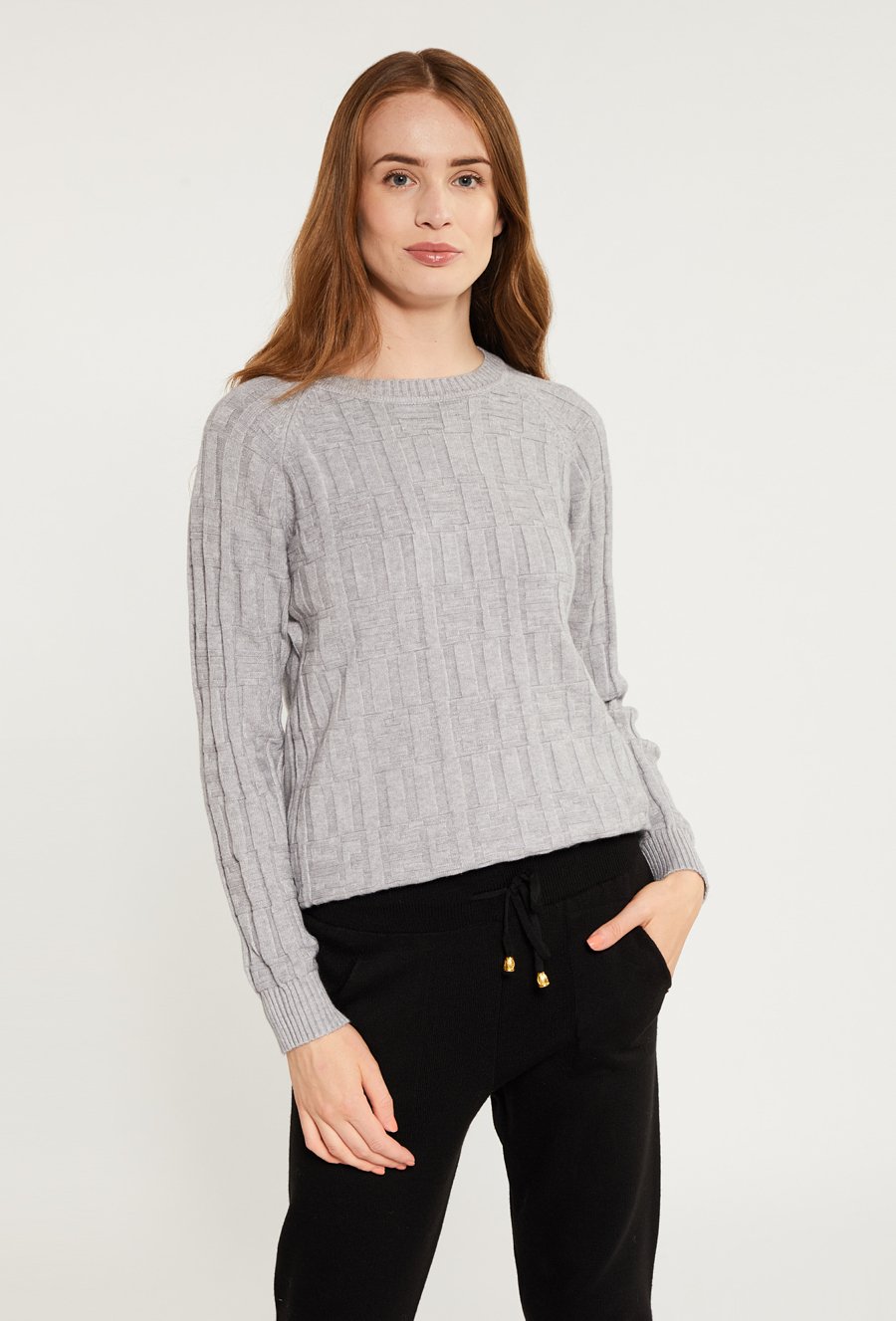 Sweter damski w pleciony wzór