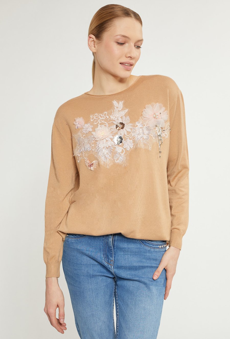Sweter damski z biżuteryjnym panelem
