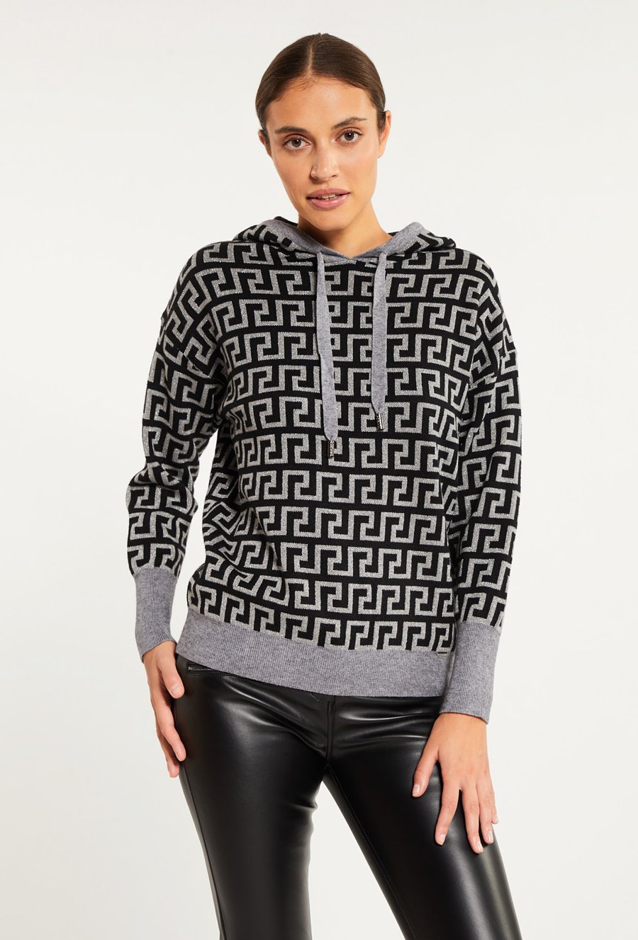 Sweter damski z kapturem