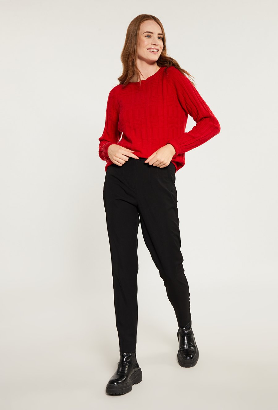 Sweter damski w pleciony wzór