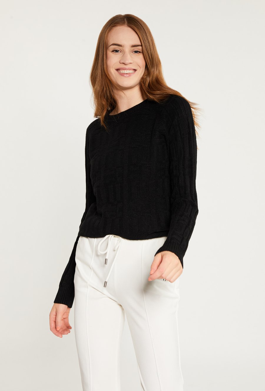 Sweter damski w pleciony wzór