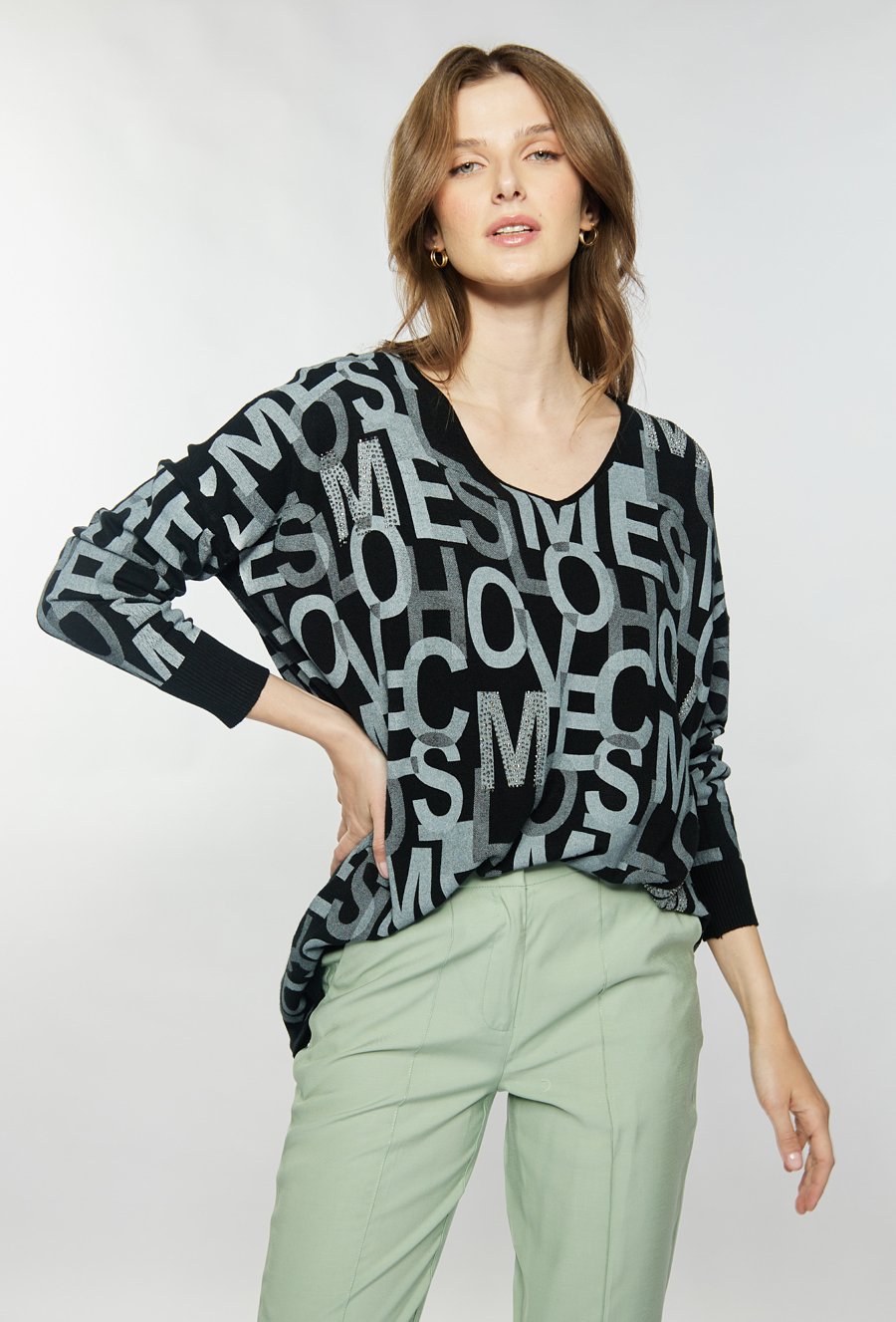 Sweter z wzorem w litery