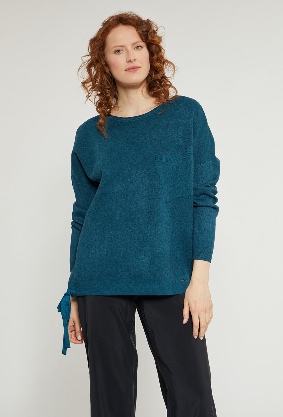 Sweter damski z ozdobnym wiązaniem