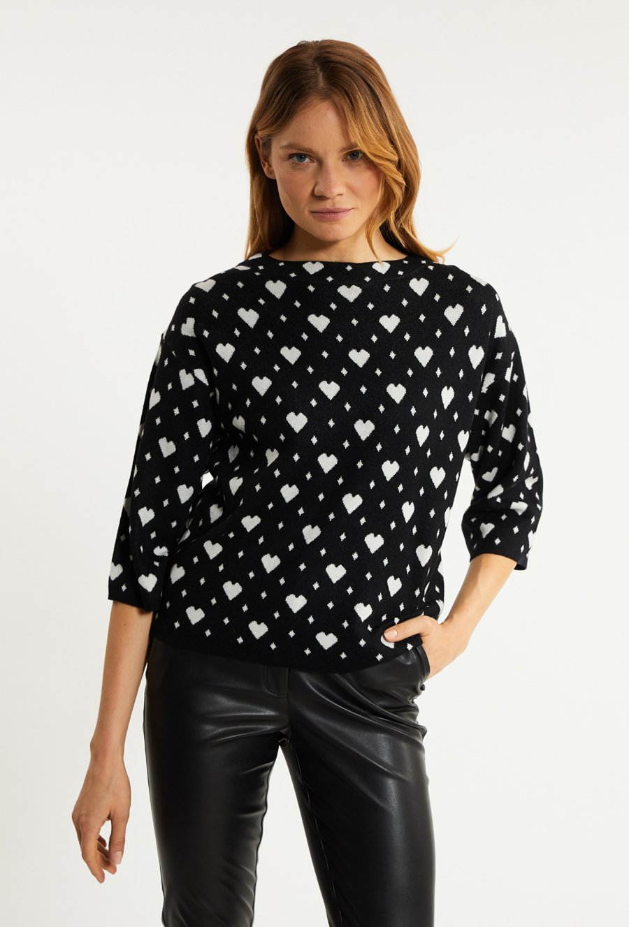 Sweter z wzorem w serca