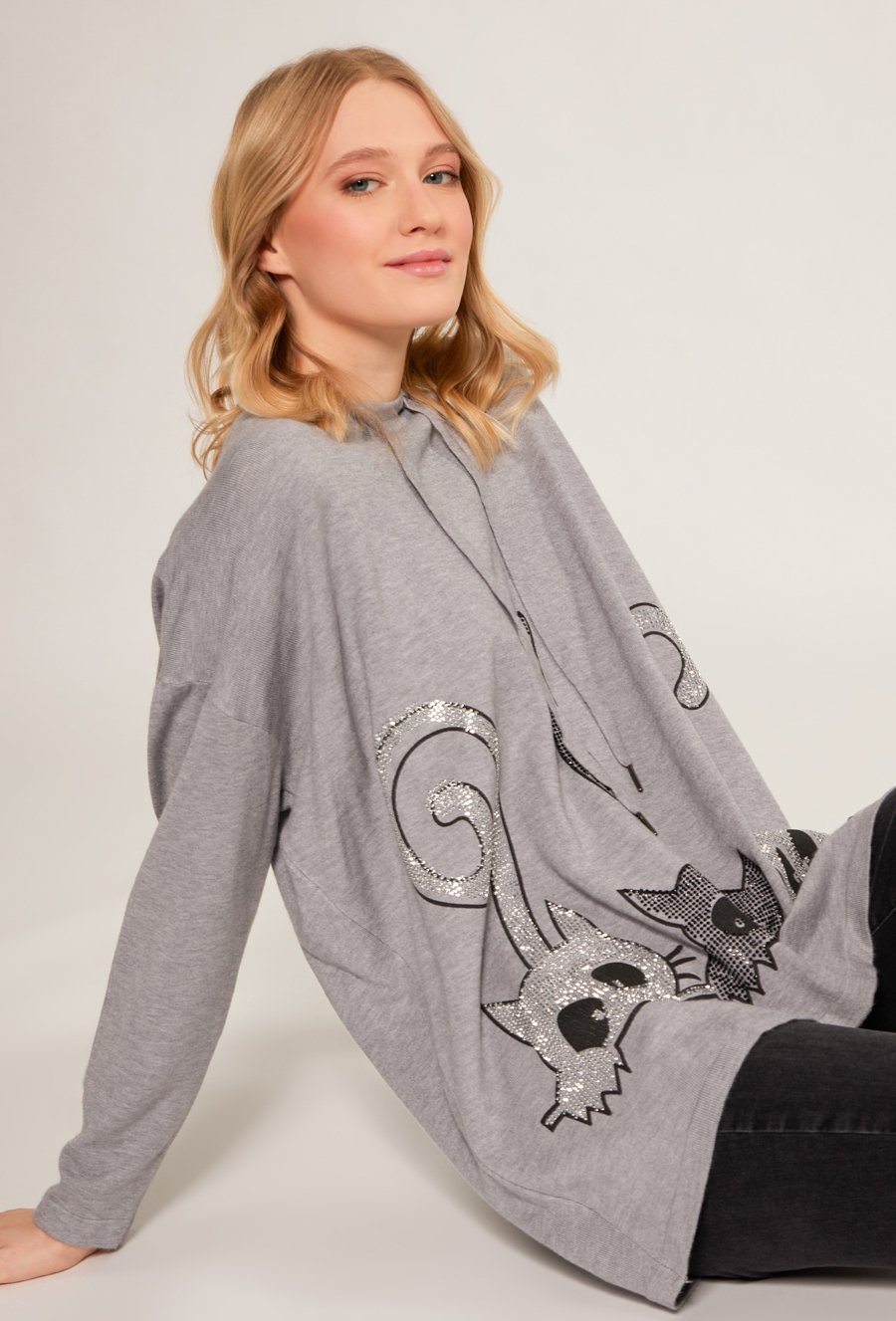 Sweter z dżetowym wzorem w koty