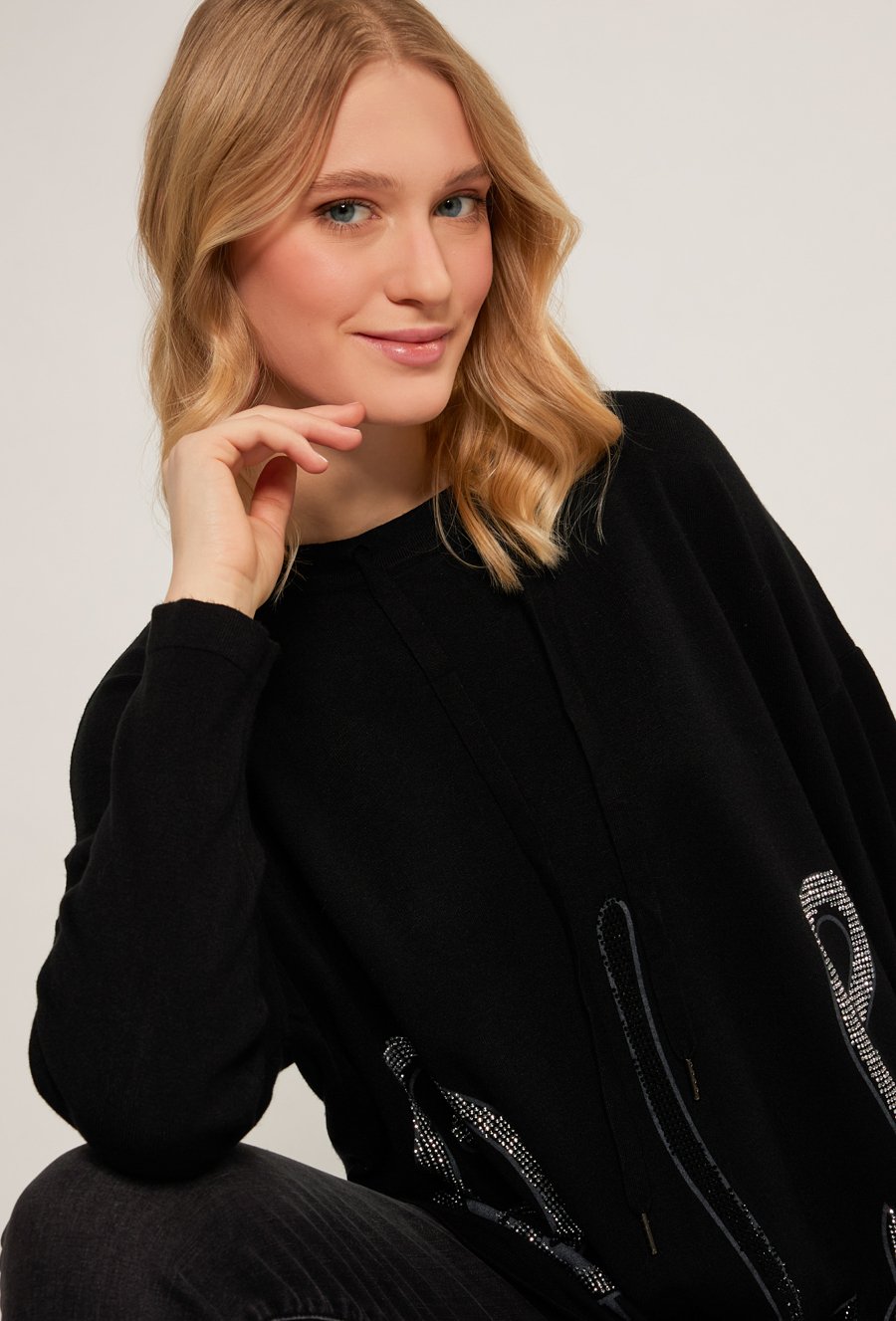 Sweter z dżetowym wzorem w koty