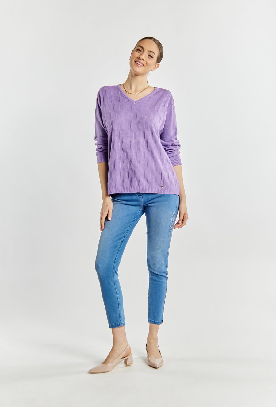 Sweter damski z delikatnym wzorem
