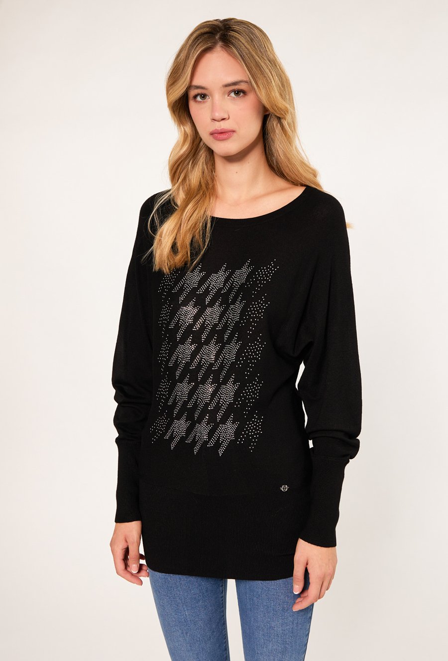 Sweter z dżetową aplikacją