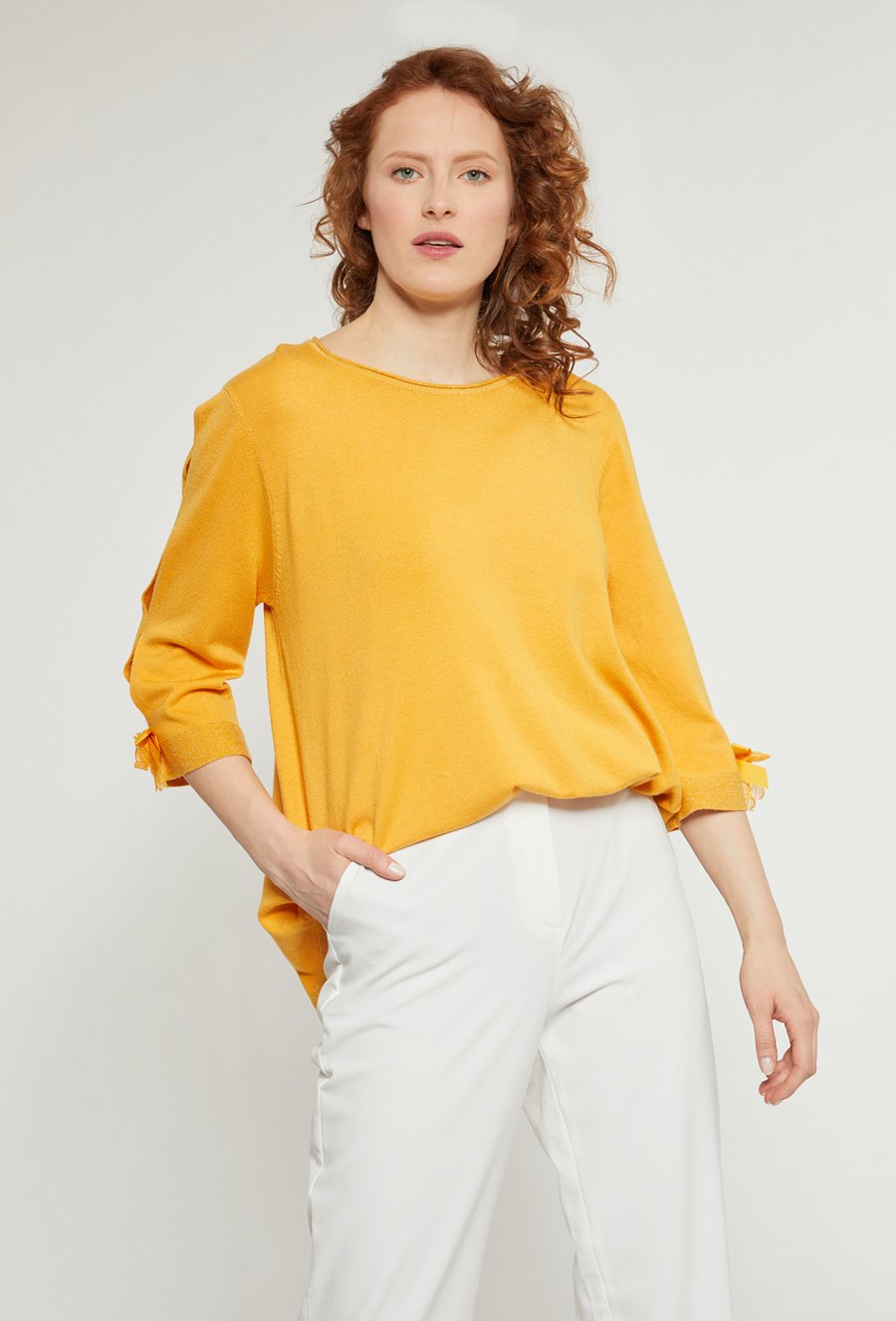 Sweter z ozdobnymi kokardkami