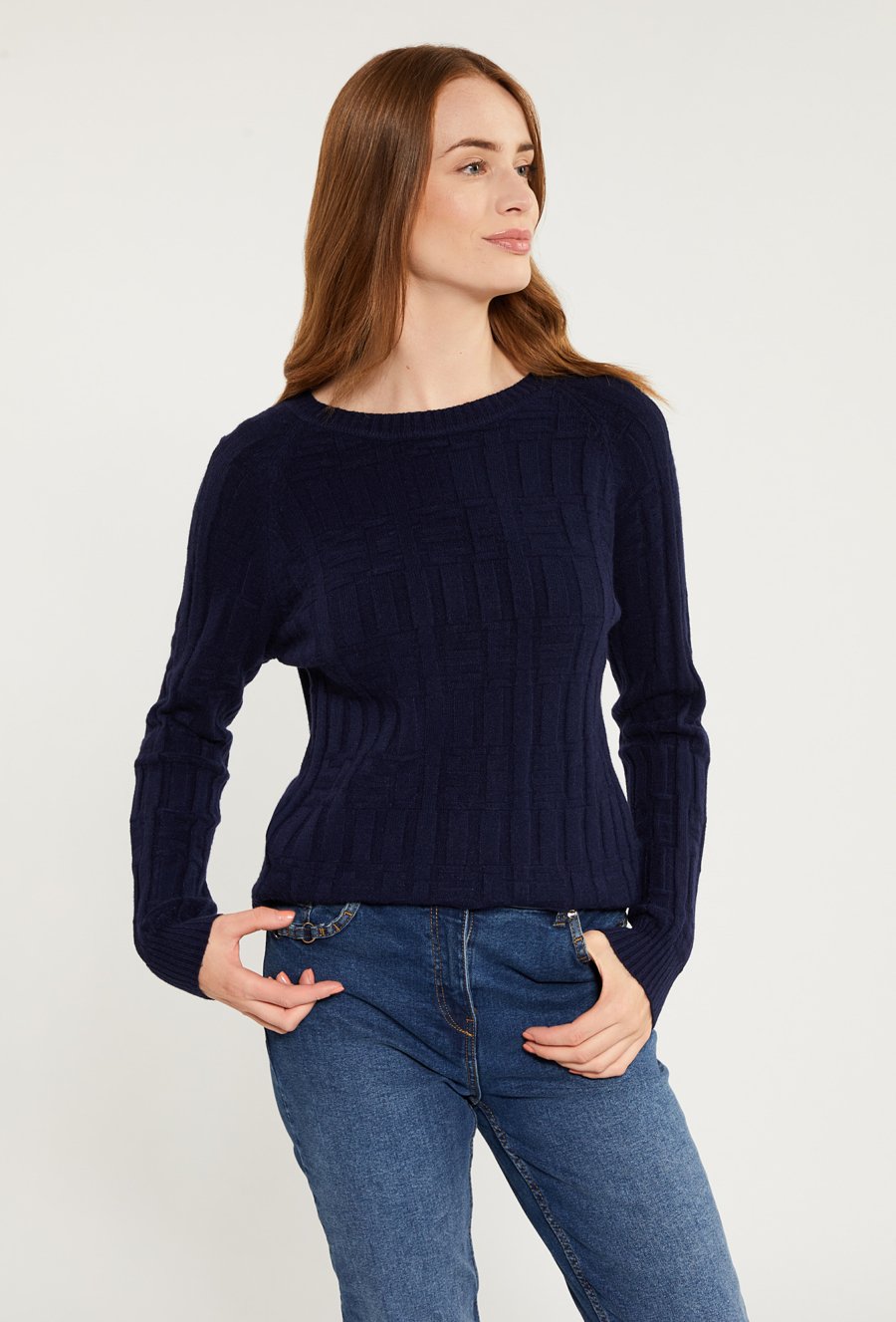 Sweter damski w pleciony wzór
