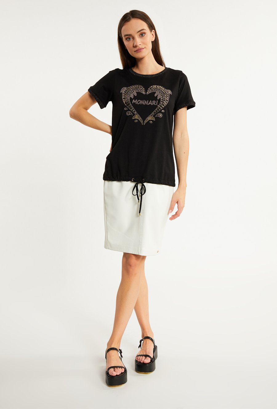 T-shirt z dżetową aplikacją