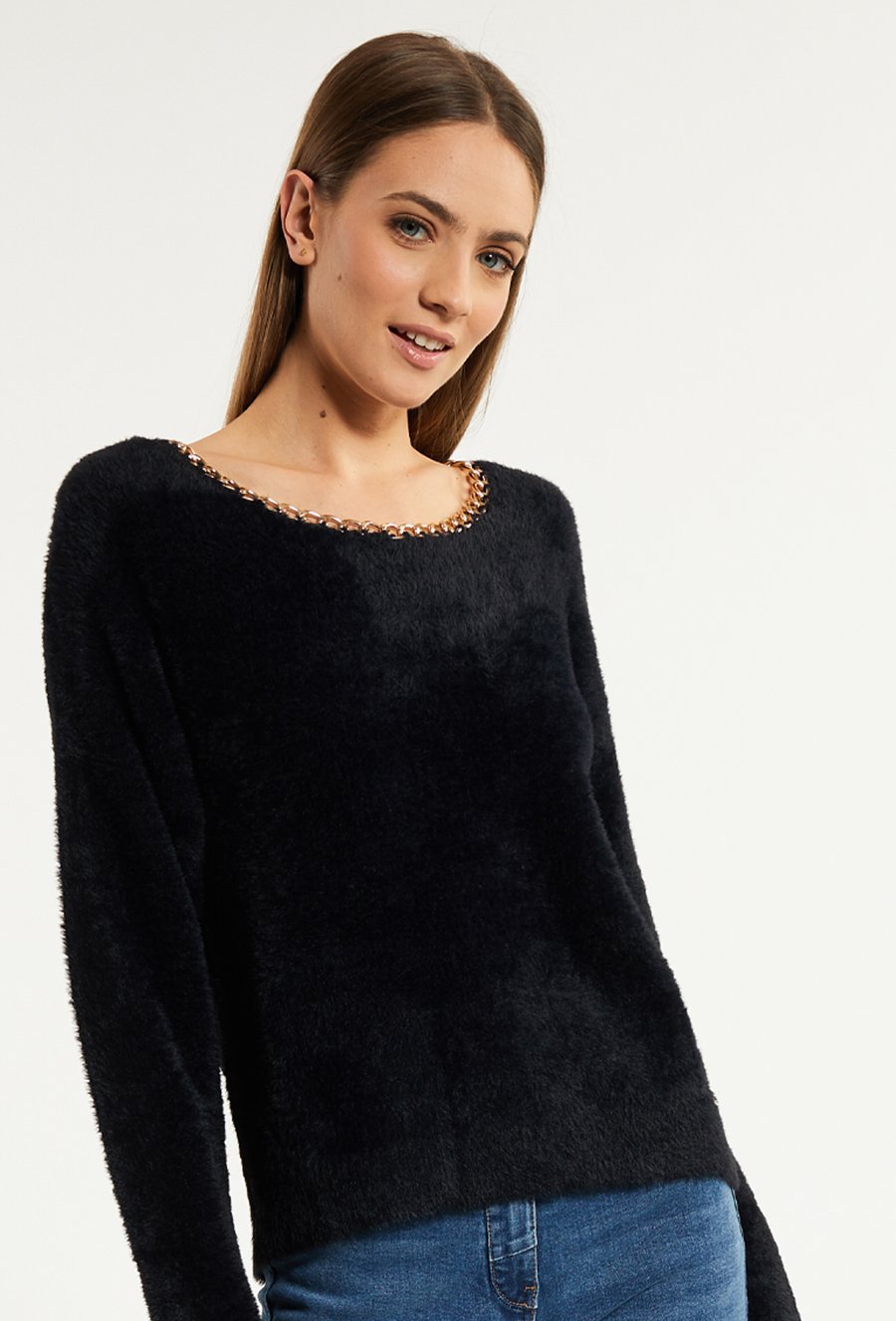 Sweter damski z biżuteryjną aplikacją