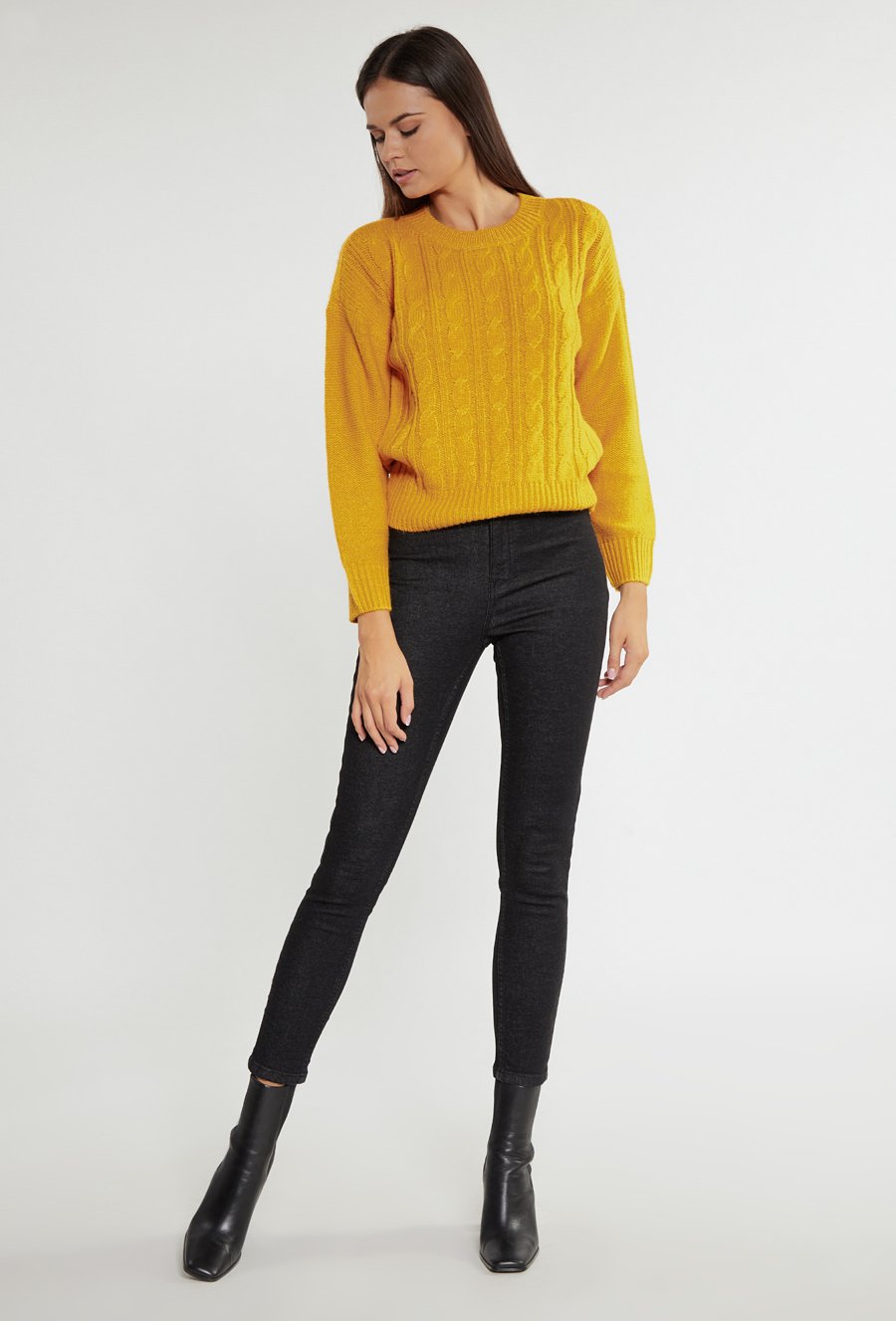 Sweter z warkoczowym splotem