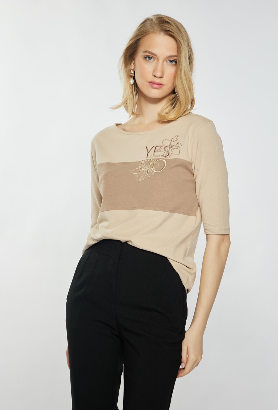 T-shirt z ozdobnym haftem