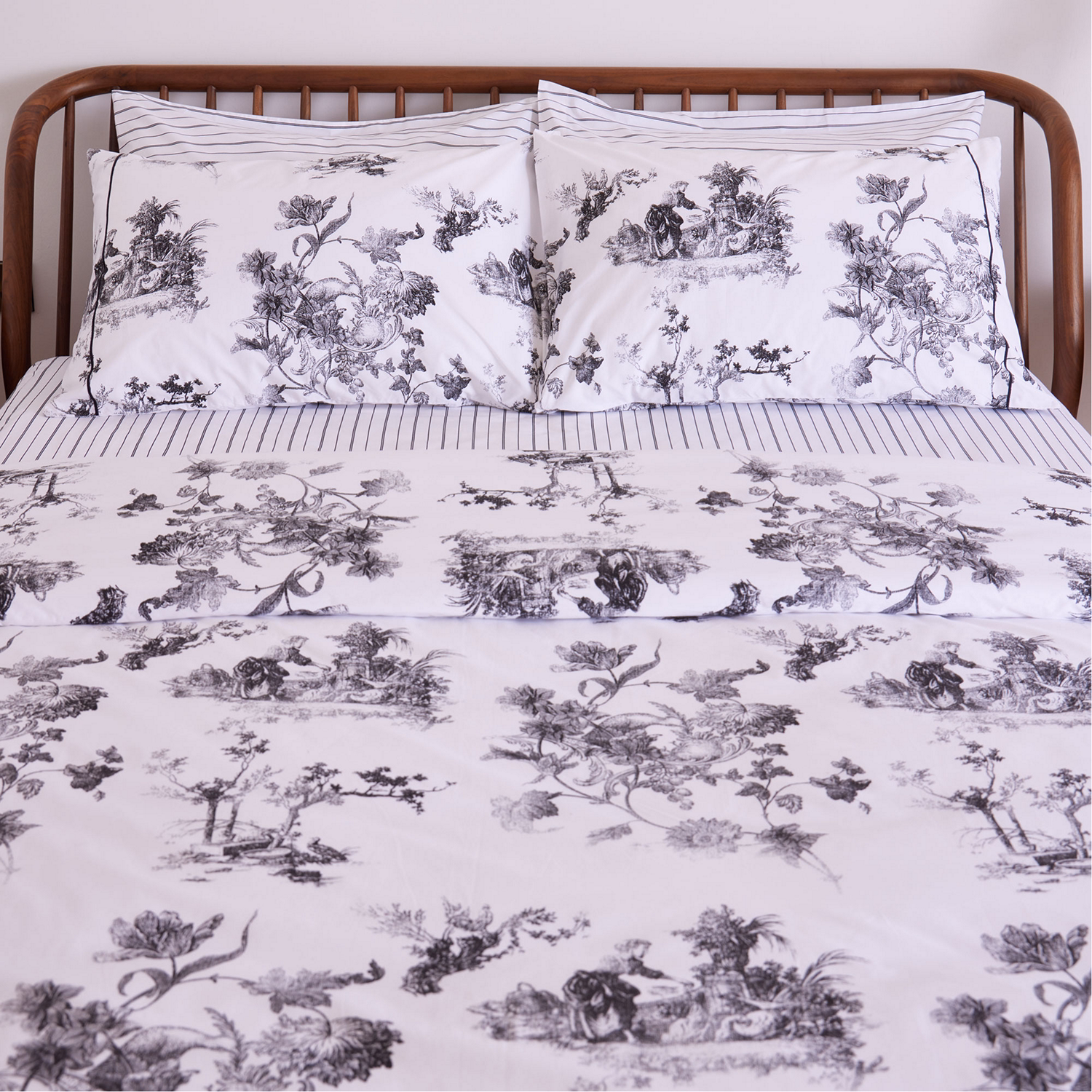 300 Thread Count Black Toile Duvet Set