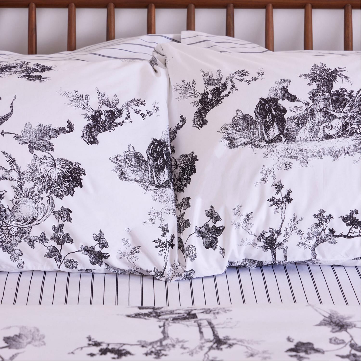300 Thread Count Black Toile Pillowcase Set