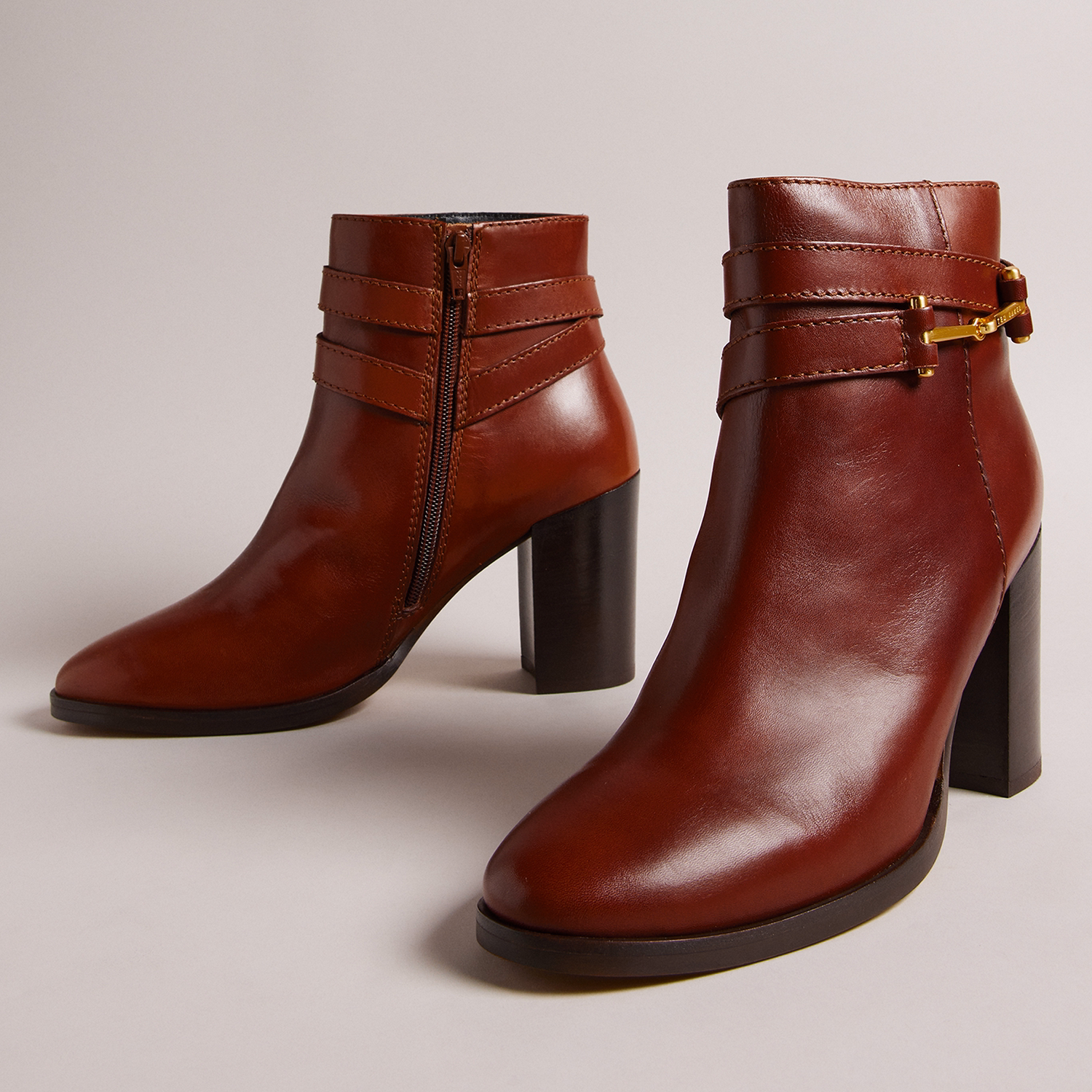 Anisea T Hinge Leather Ankle Boots