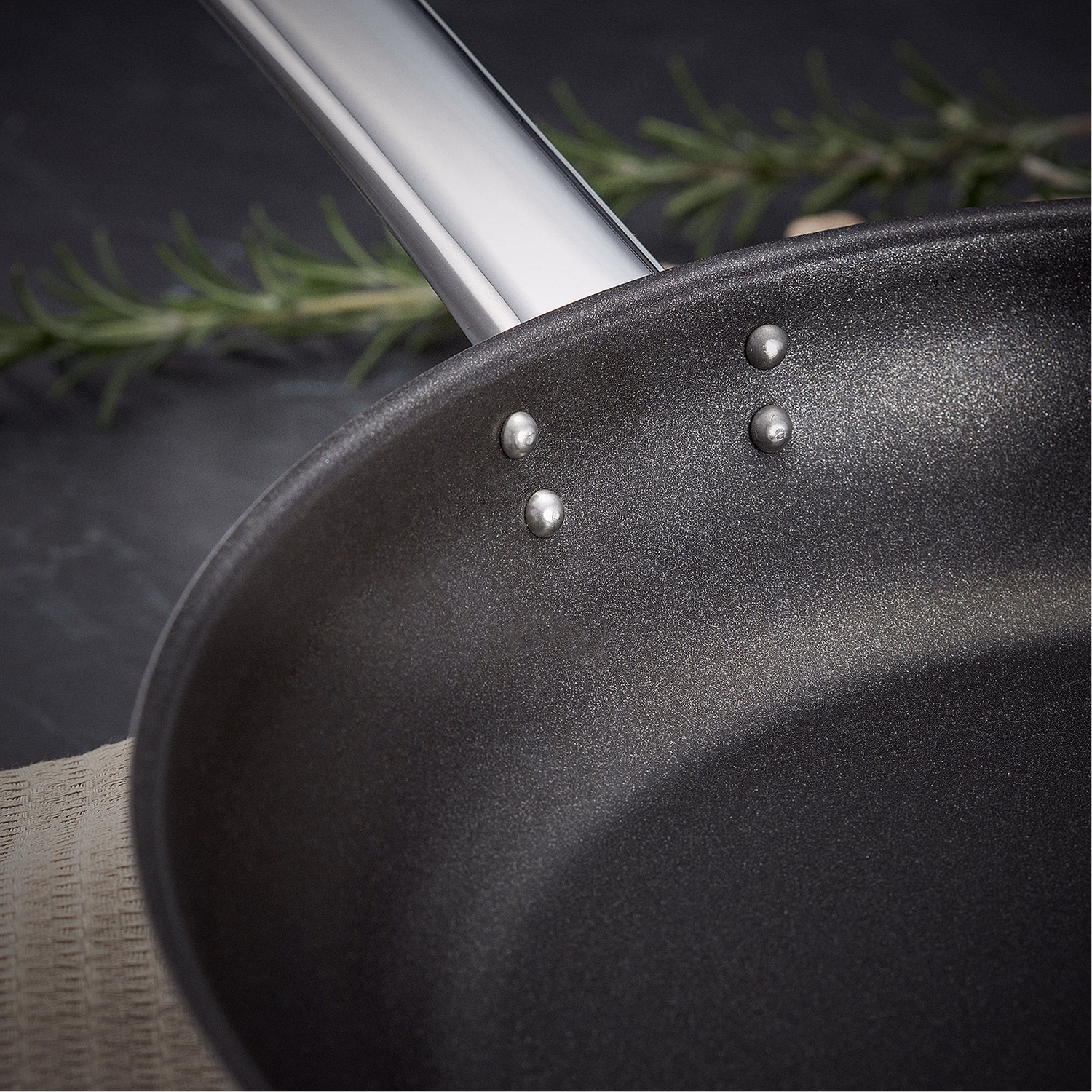 8000 Classic Five-Piece Saucepan Set