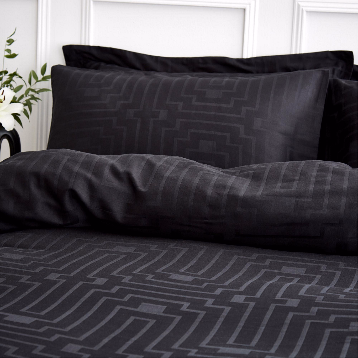 Satin Geo Duvet Set Black