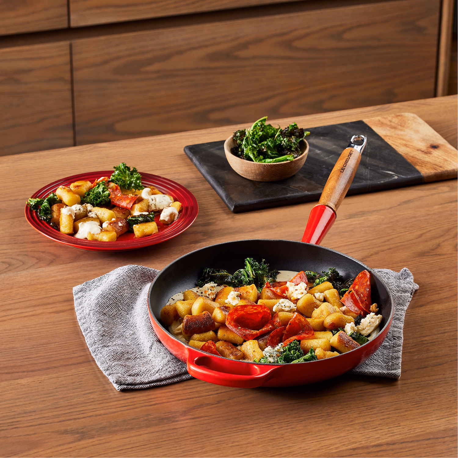 Signature Cast Iron Round Frying Pan With Wooden Handle 28cm