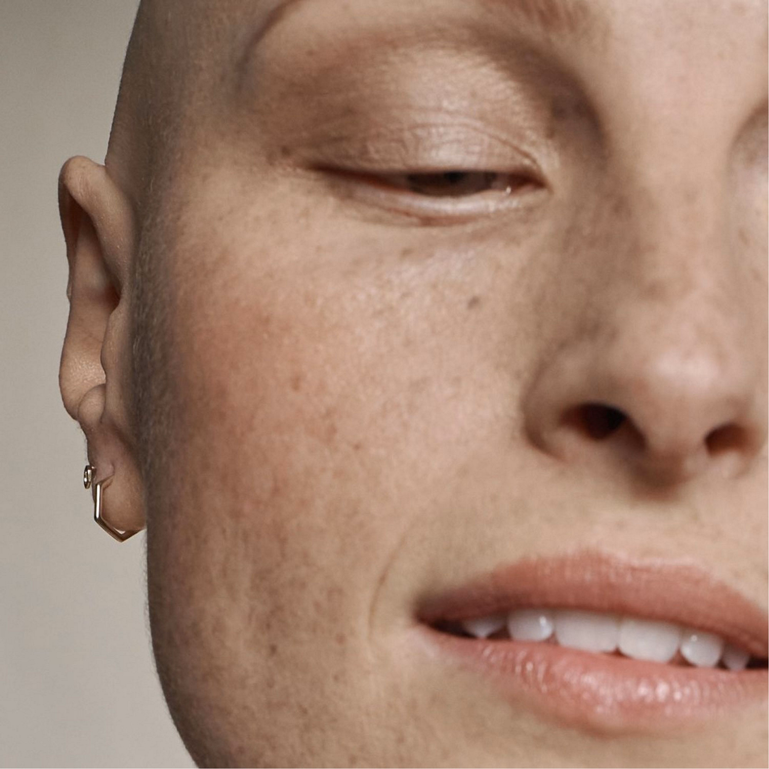 Icon 9kt Hexagon Huggies