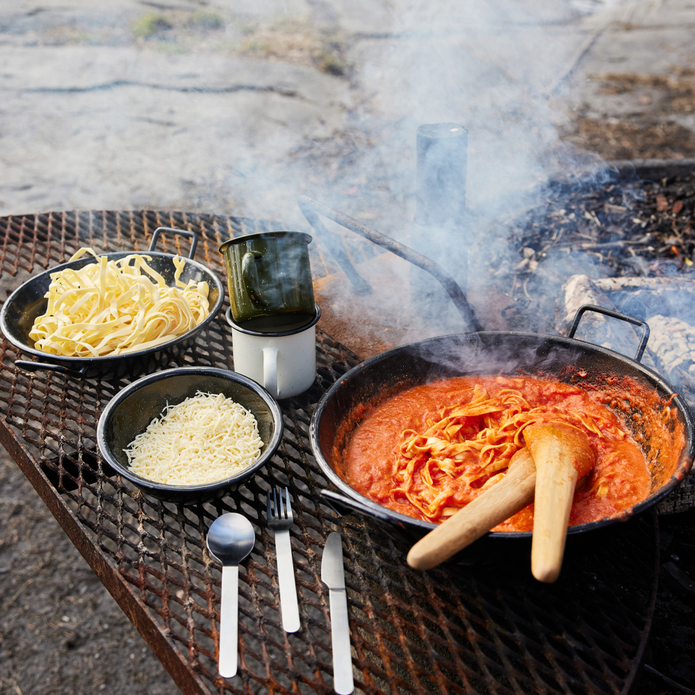 Doris Emaljerad Panna Medium Svart