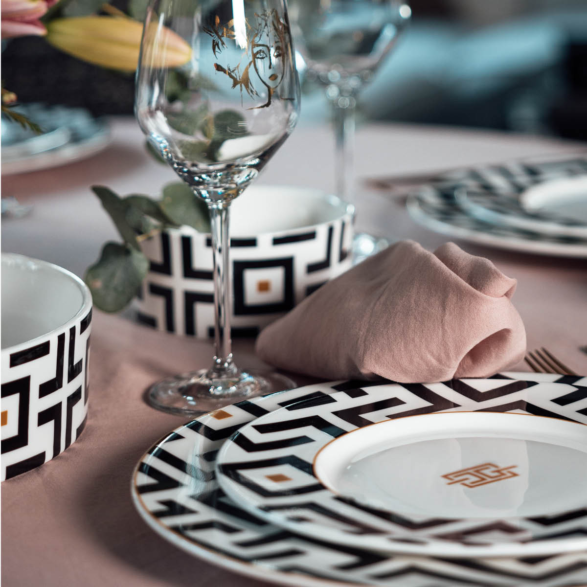 DECO Black Tallrik 29 cm