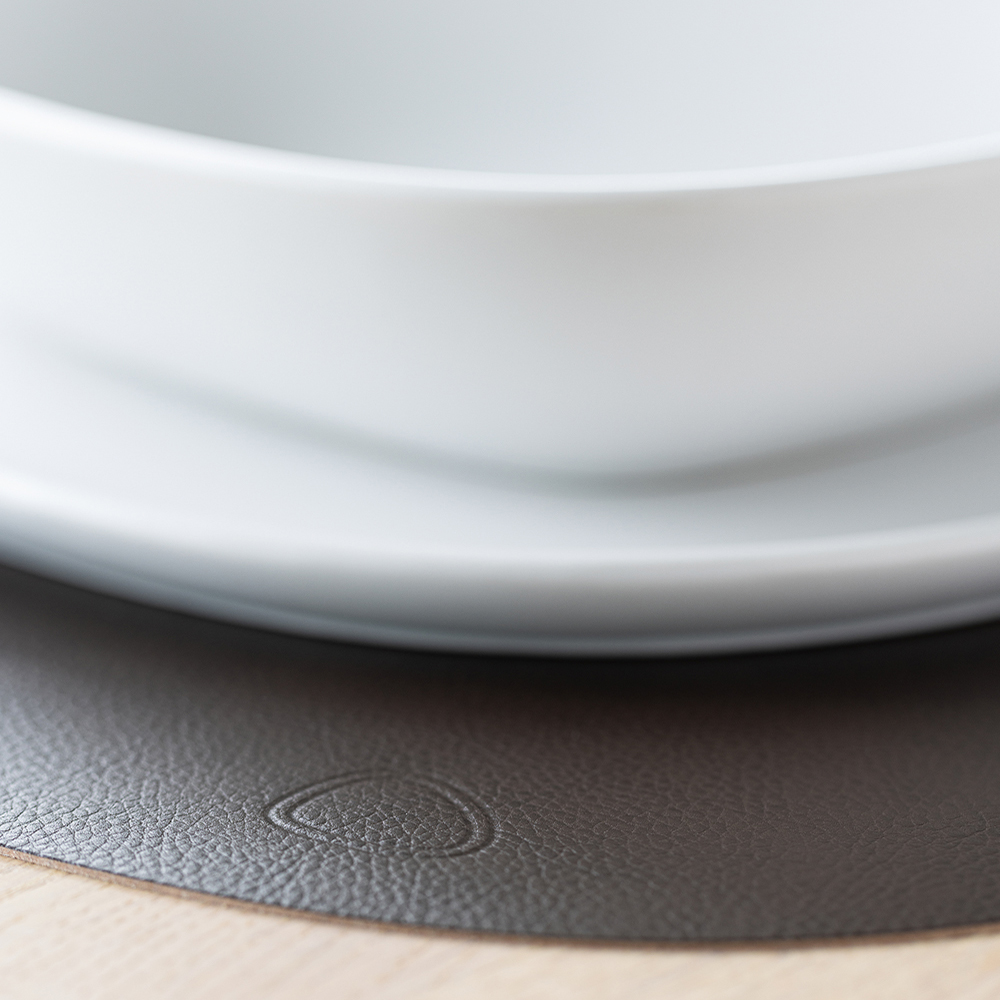 Leather Serene Curve Bordstablett L 37x44 cm Hazel