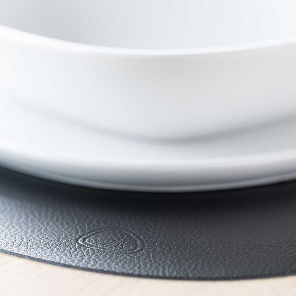 Leather Serene Curve Bordstablett L 37x44 cm Black