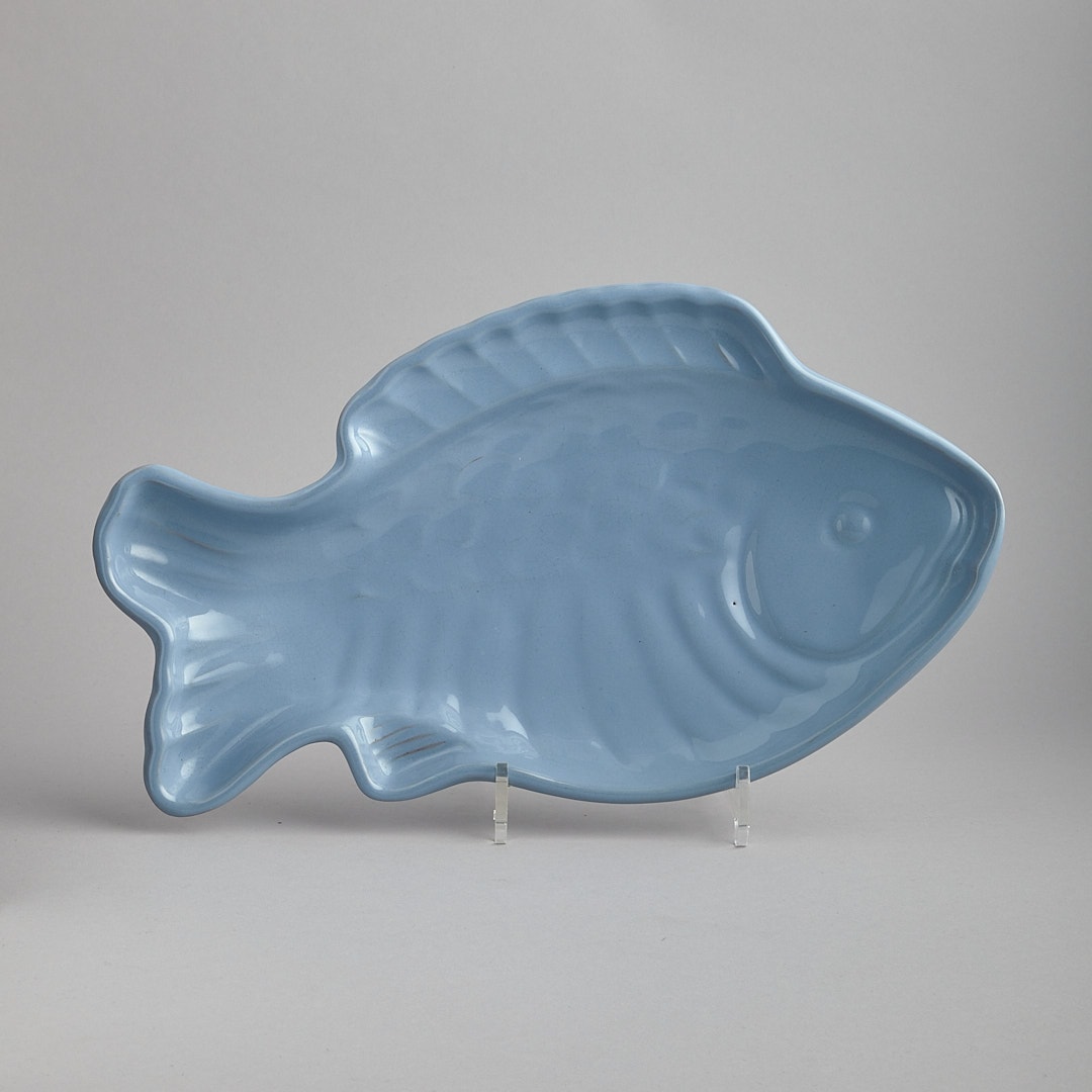 Blått fat i form av fisk
