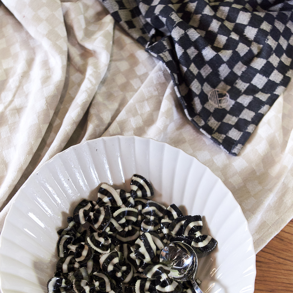 Checki Bordsduk 150x250 cm Beige Rutig