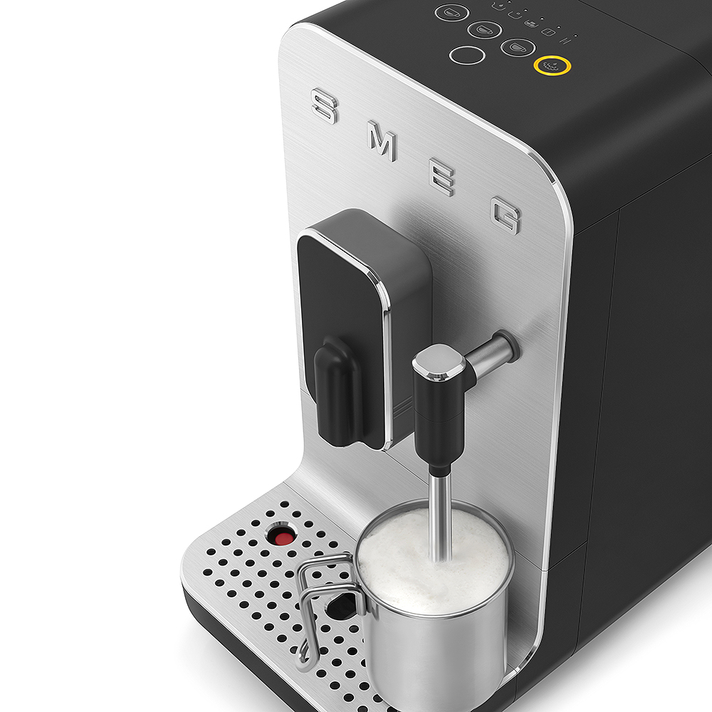 Smeg Helautomatisk Kaffemaskin med mjölkskummare Svart