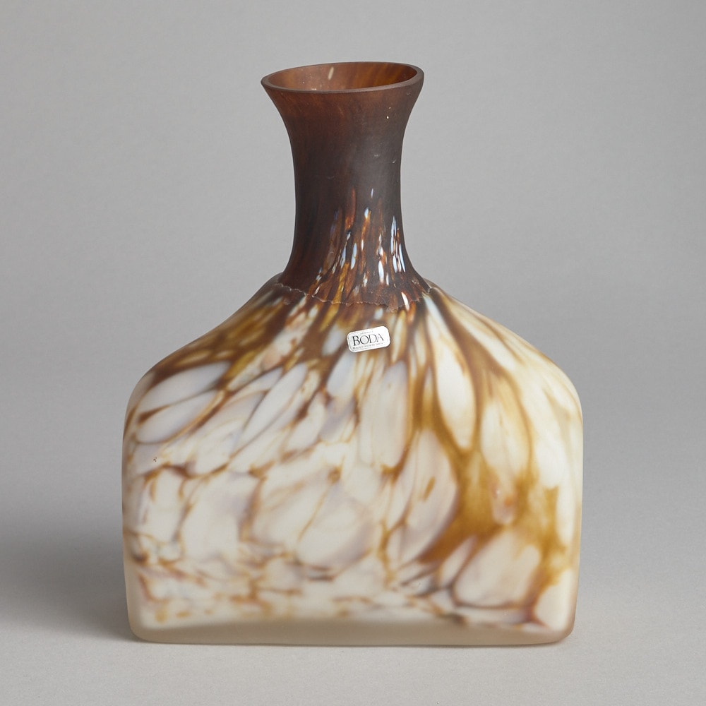 SÅLD Vas i brunt och vitt glas