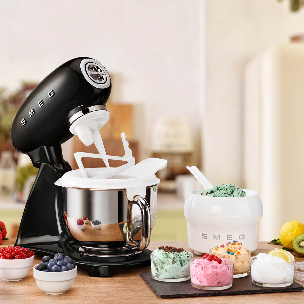 Smeg 50's Style Köksmaskin SMF03 4,8 L Svart