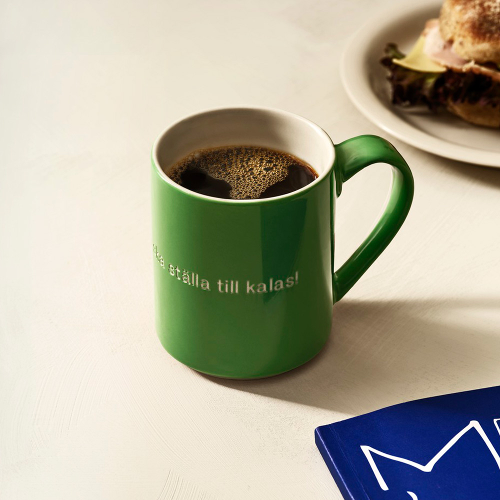 Astrid Lindgren Mugg Jag vet en som ska ställa till kalas! Grön
