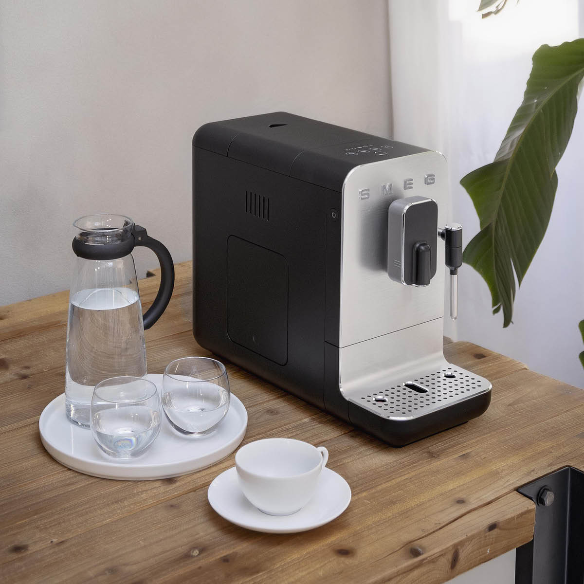 Smeg Helautomatisk kaffemaskin med Mjölkskummare Matt Svart