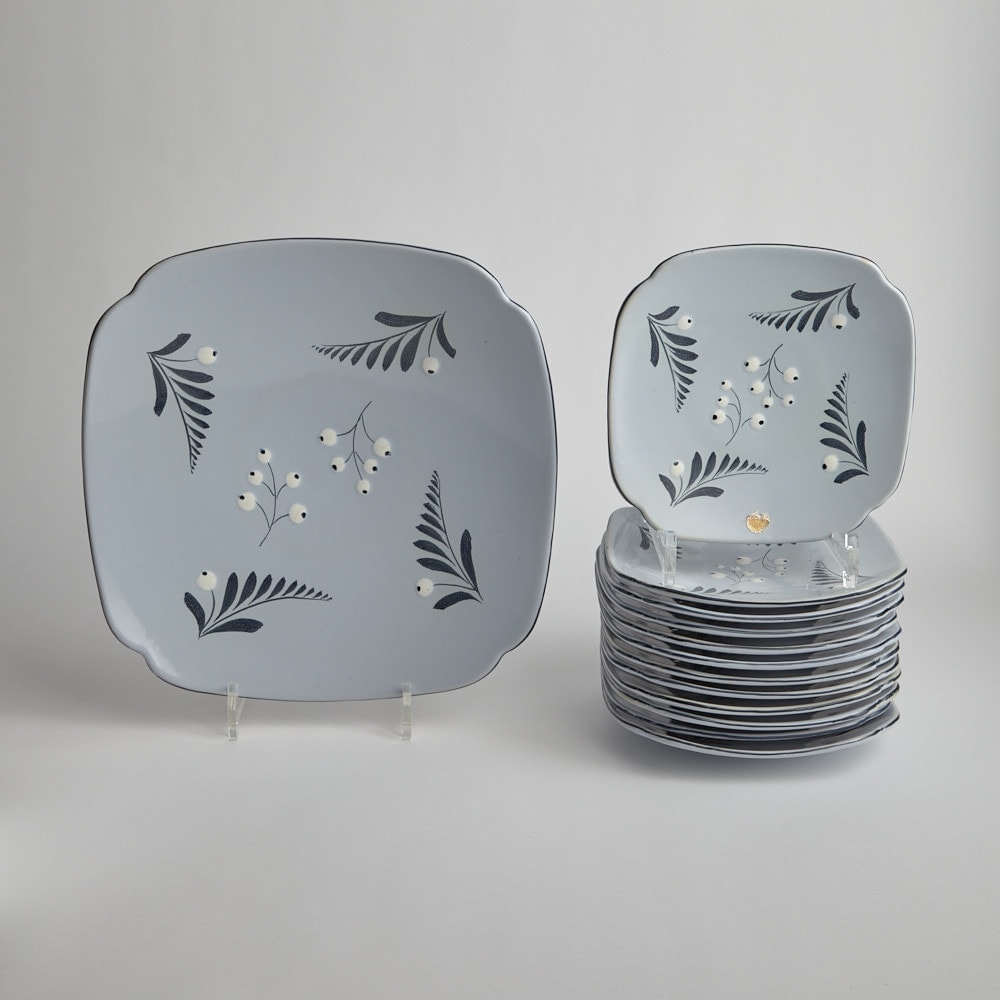 SÅLD Assietter 12 st och 1 fruktfat Bo Fajans