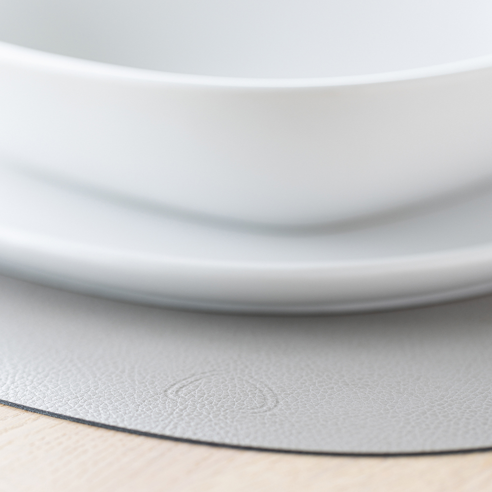 Leather Serene Curve Bordstablett L 37x44 cm Ash